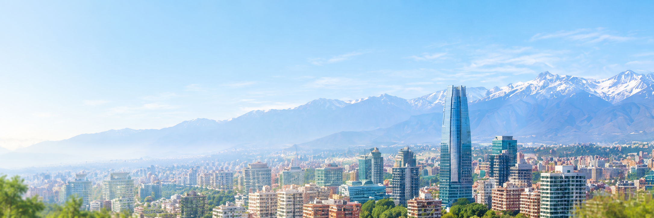 Panorámica diurna de Santiago con Costanera Center y Cordillera de los Andes